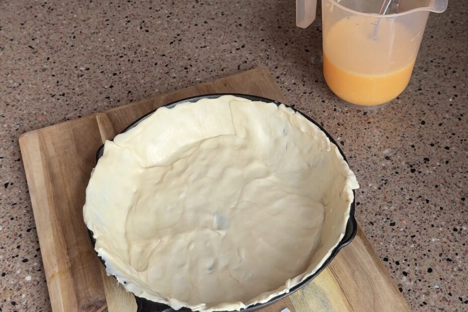 Shoarmataart - Quiche van de BBQ 13 deeg in skillet doen