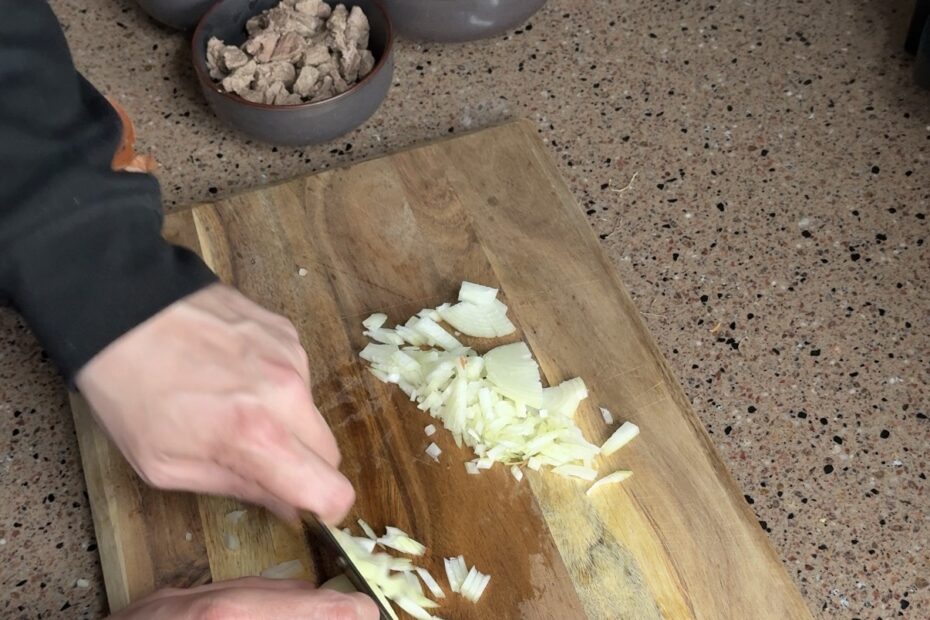 Tiroler Gröstl: Een Oostenrijkse klassieker! 8 Uitje en bieslook fijnsnijden