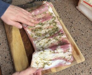 buikspek insmeren met kruidenpasta