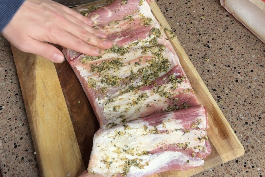 buikspek insmeren met kruidenpasta