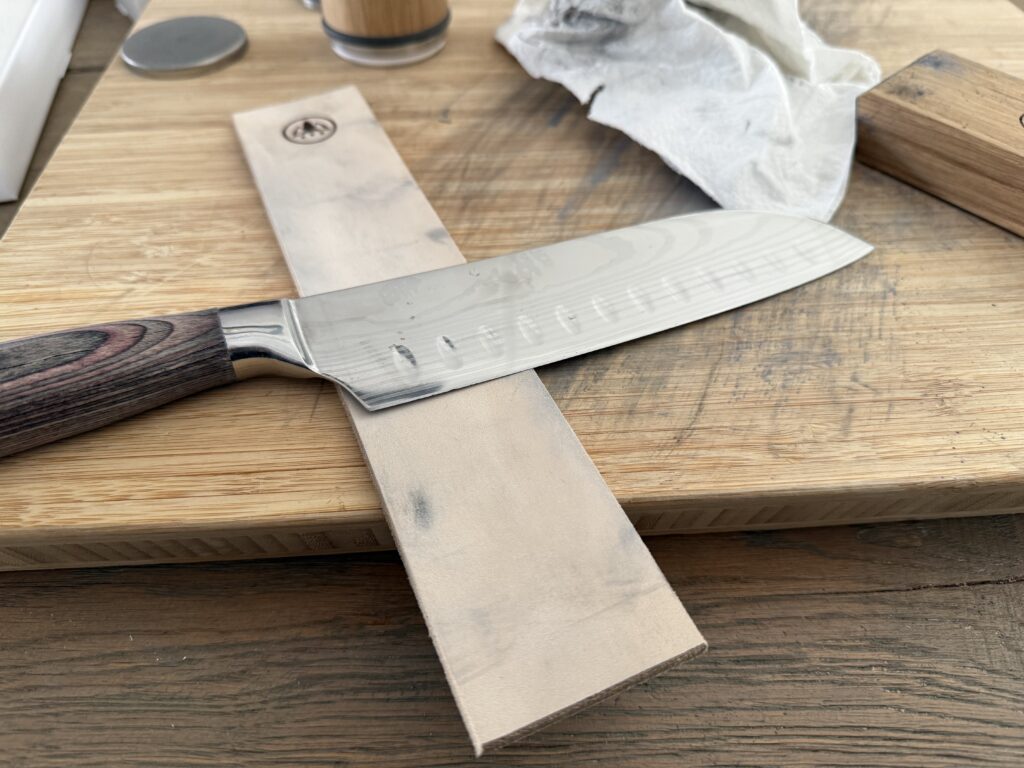 En de leren band om het laatste fijne eraf te halen