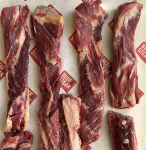 Beef rib fingers uit de verpakking halen