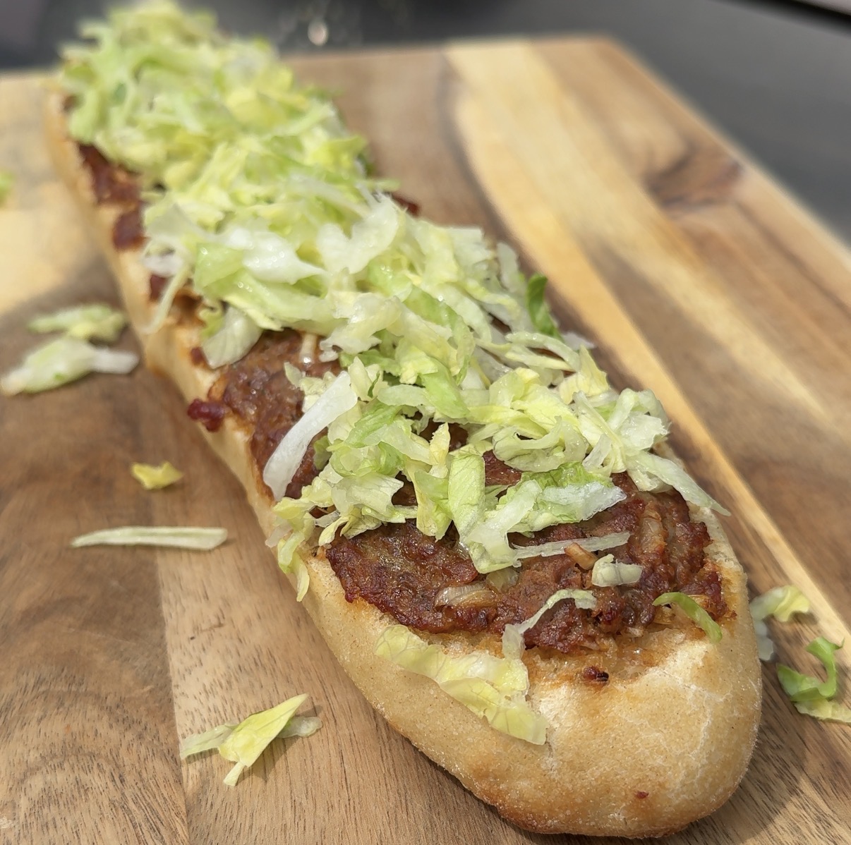 garnering toevoegen aan het stokbrood