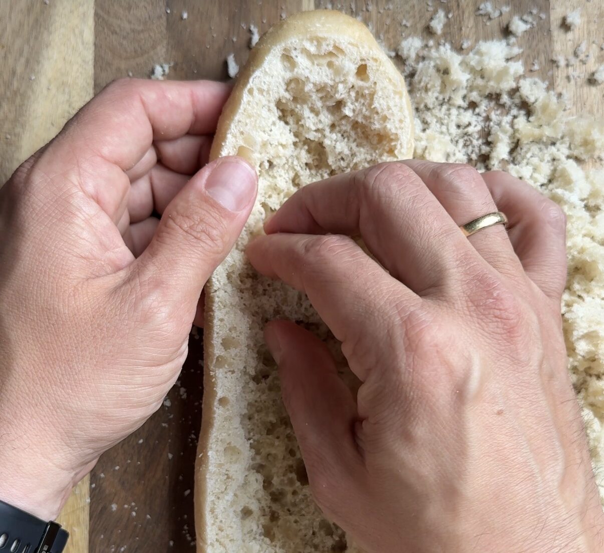 stokbrood uithollen voor het vullen