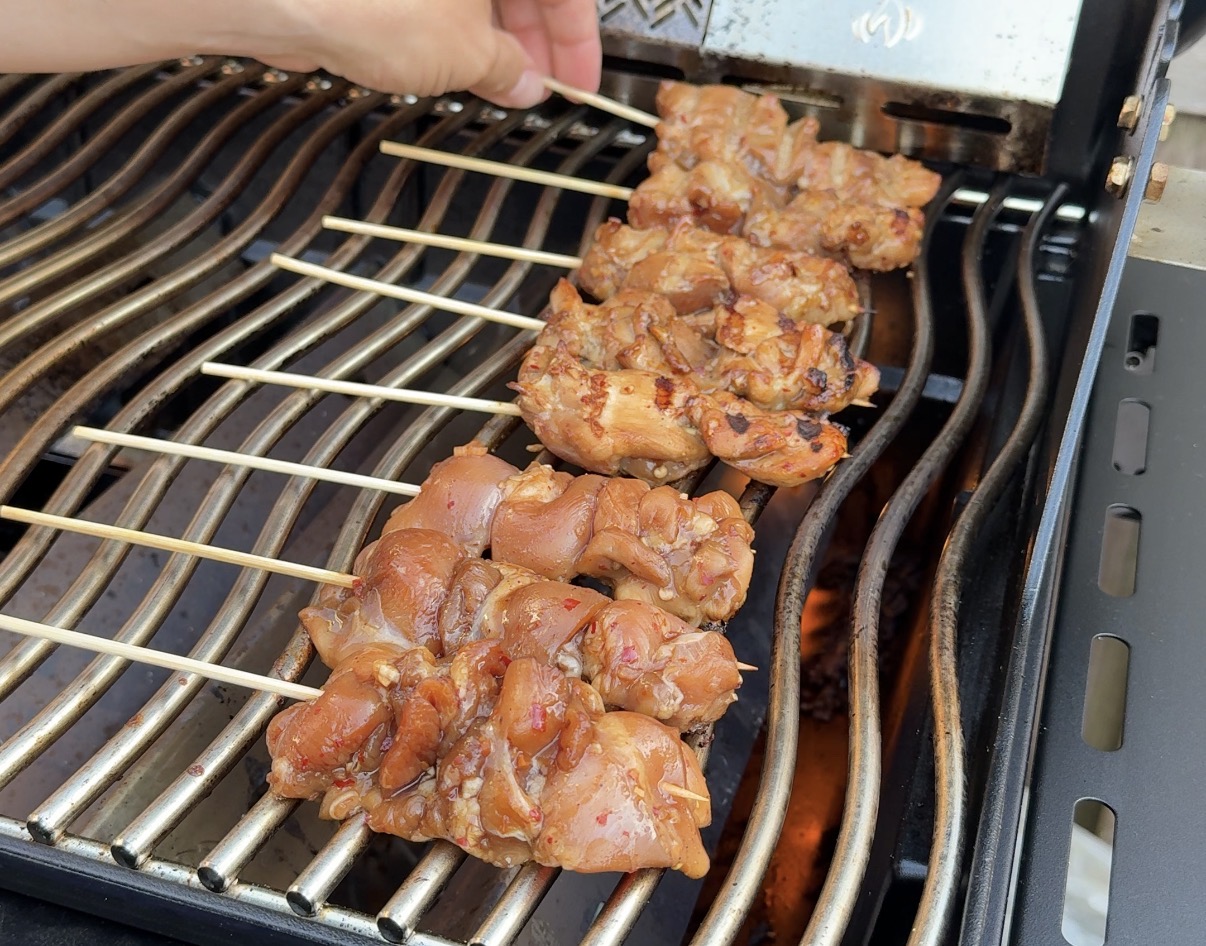kipsaté grillen op de BBQ