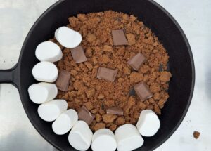 S'mores in de skillet klaarmaken