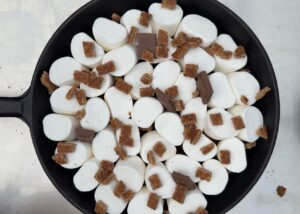 Stroopwafel over de S'mores verkruimelen