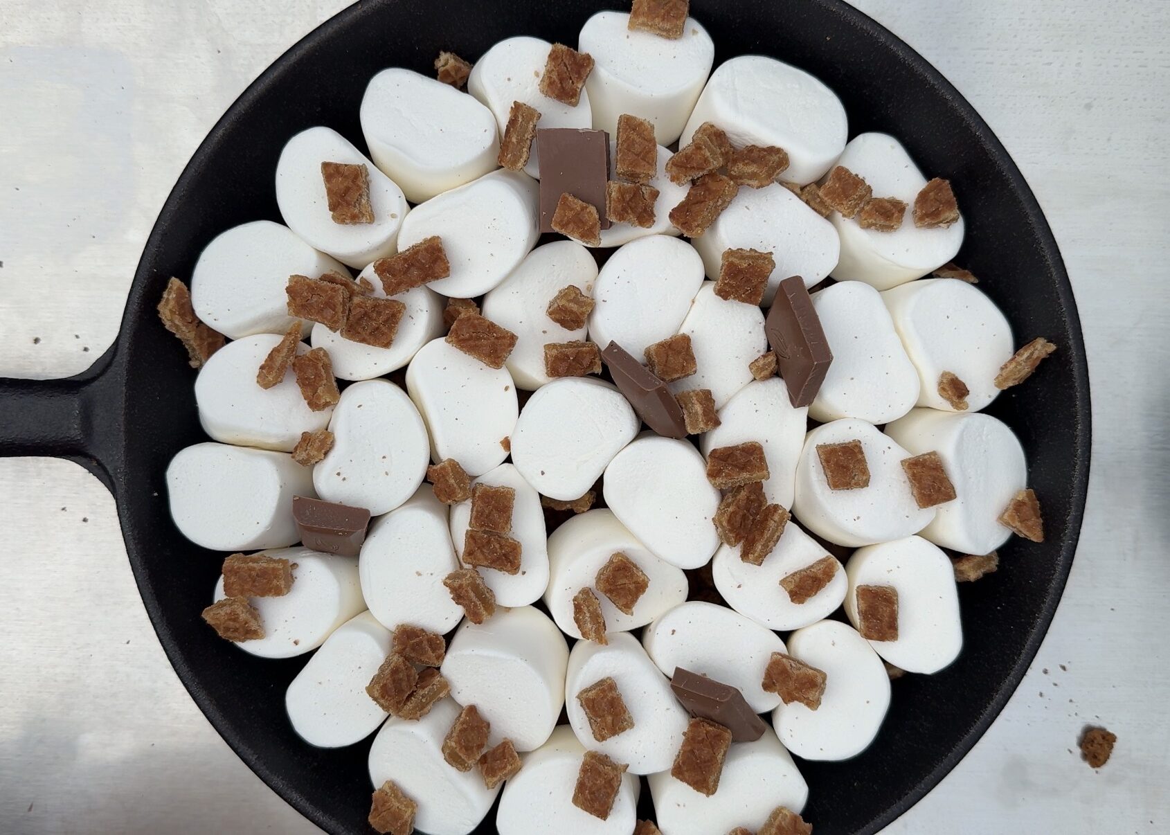 S'mores met stroopwafel en bastogne 9 Stroopwafel over de S'mores verkruimelen