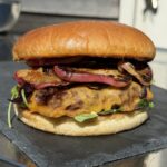 Zomerse black angus burger met gegrilde perzik