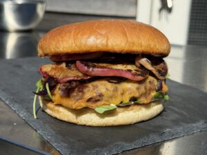 Zomerse black angus burger met gegrilde perzik