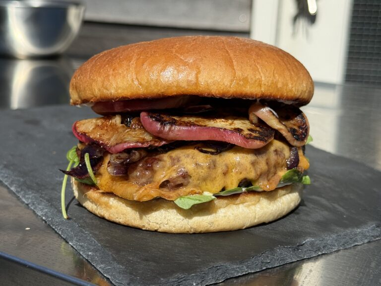 Zomerse black angus burger met gegrilde perzik
