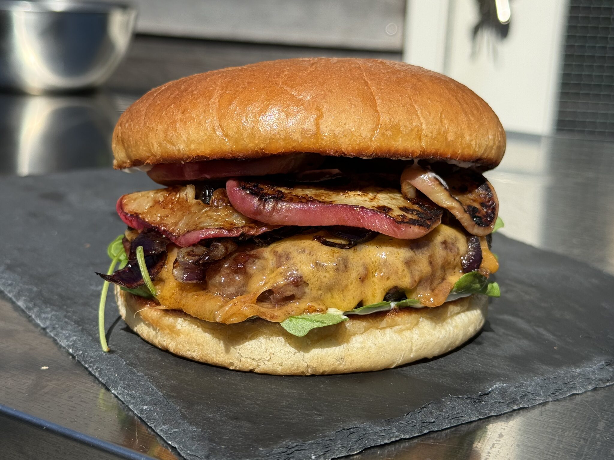 Black Angus Burger met Gegrilde Perzik 15 Zomerse black angus burger met gegrilde perzik