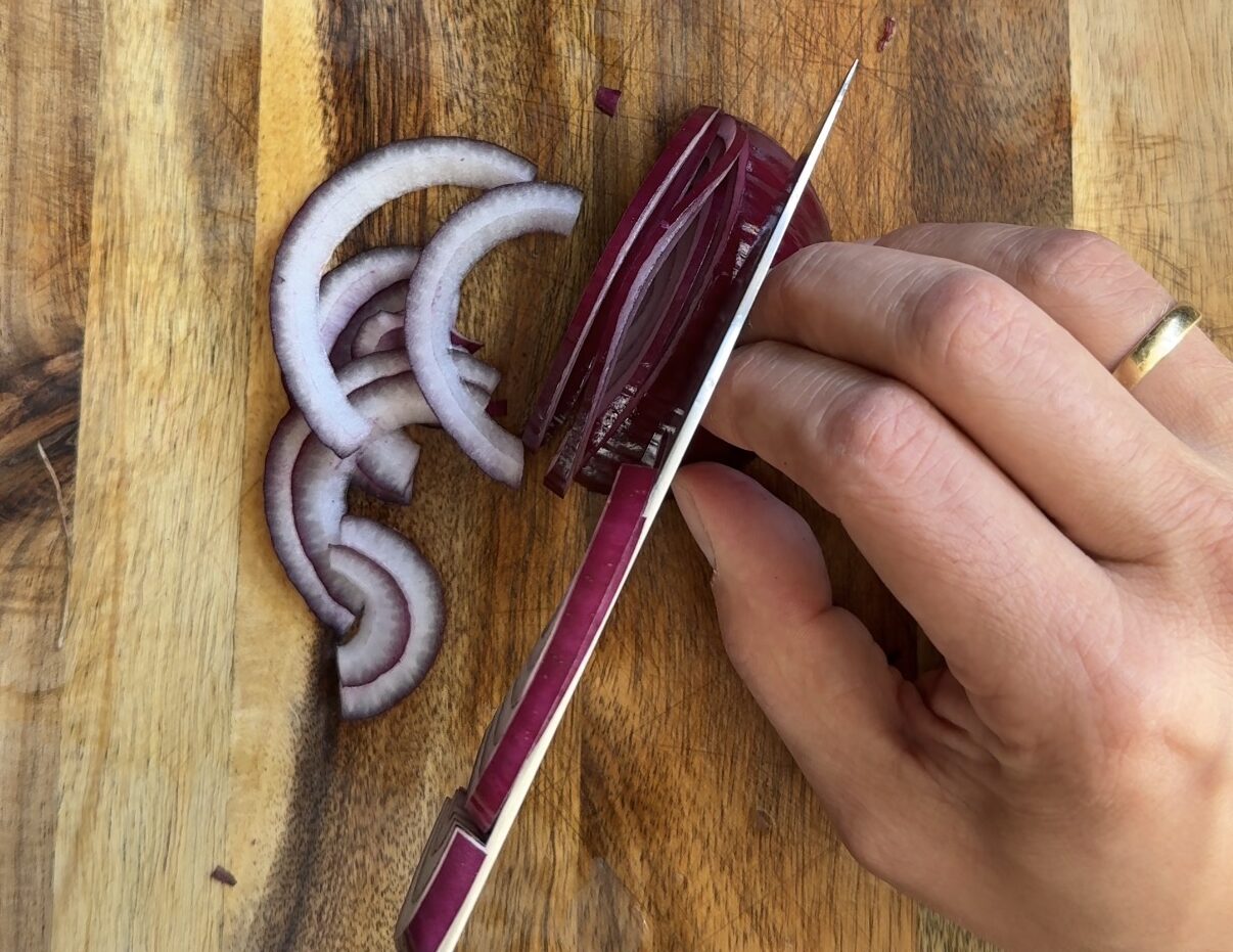 Black Angus Burger met Gegrilde Perzik 9 rode ui snijden