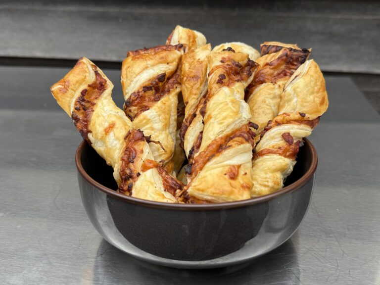 Bacon Cheddar Kaasstengels 2 bacon cheddar kaasstengels van de BBQ