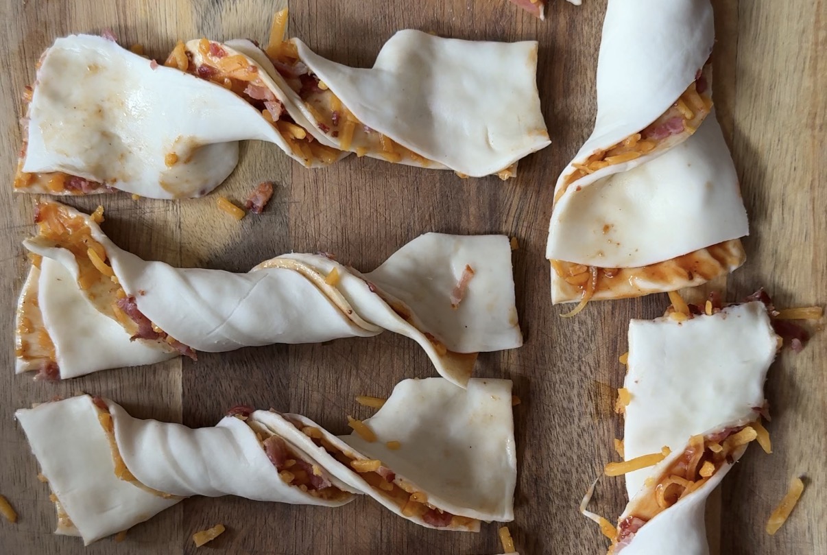 Bacon Cheddar Kaasstengels 9 kaasstengels draaien