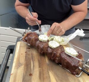 Serveren van de picanha churrasco met chimichurri boter