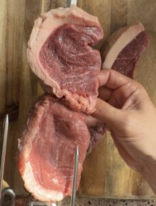 picanha rijgen aan het spit in C vorm
