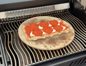 pinsa bakken op de pizzasteen