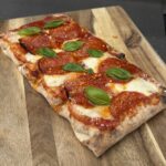 Pinsa met Chorizo en Hot Honey van de BBQ