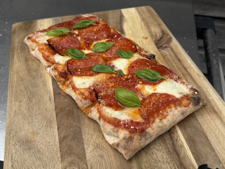 Pinsa met Chorizo en Hot Honey van de BBQ