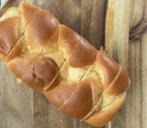 Brioche snijden in dikke plakken