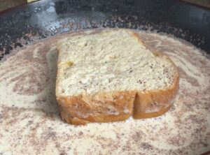 Wentelteefjes in het mengsel wentelen