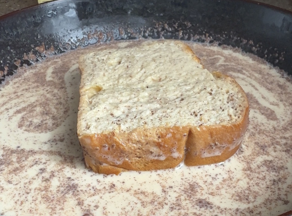 Wentelteefjes in het mengsel wentelen