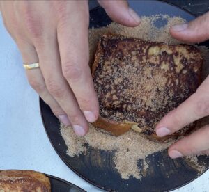 warme wentelteefjes door kaneelsuiker wentelen