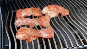kip grillen voordat het in de skillet gaat