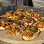 BBQ chicken crostini's klaar