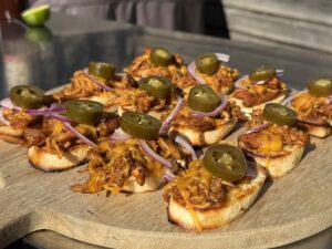 BBQ chicken crostini's klaar