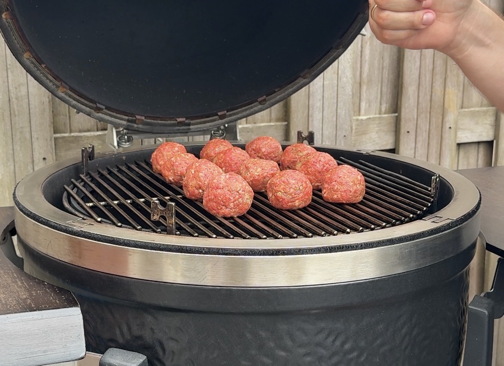 Caprese Gehaktballetjes van de BBQ 9 Monolith aansteken en balletjes erop
