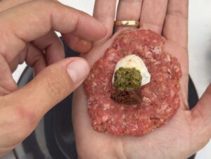 de gehaktballetjes vullen met pesto, mozzarella en zongedroogde tomaat