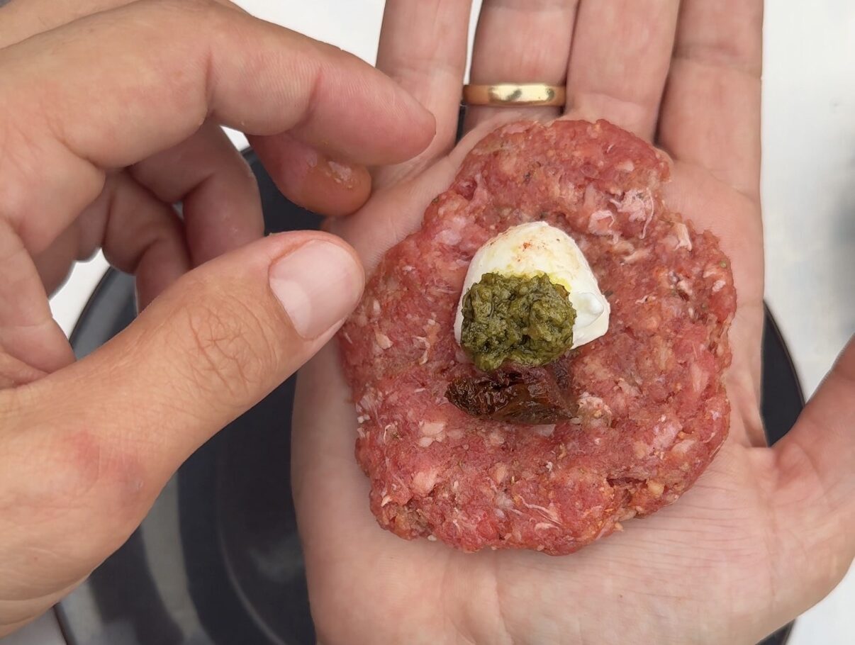 Caprese Gehaktballetjes van de BBQ 8 de gehaktballetjes vullen met pesto, mozzarella en zongedroogde tomaat