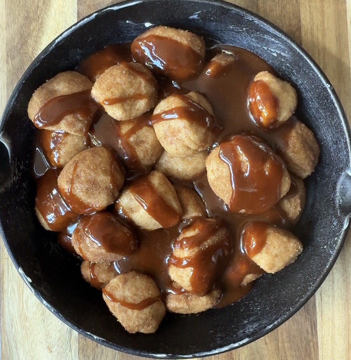 Monkey Bread van de BBQ 10 Monkey bread in skillet met karamel erover