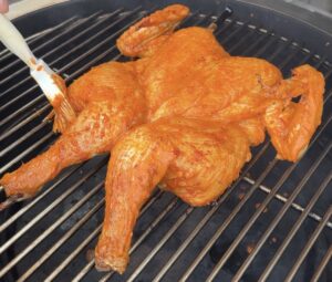 Leg de kip indirect op de BBQ en kwast hem in