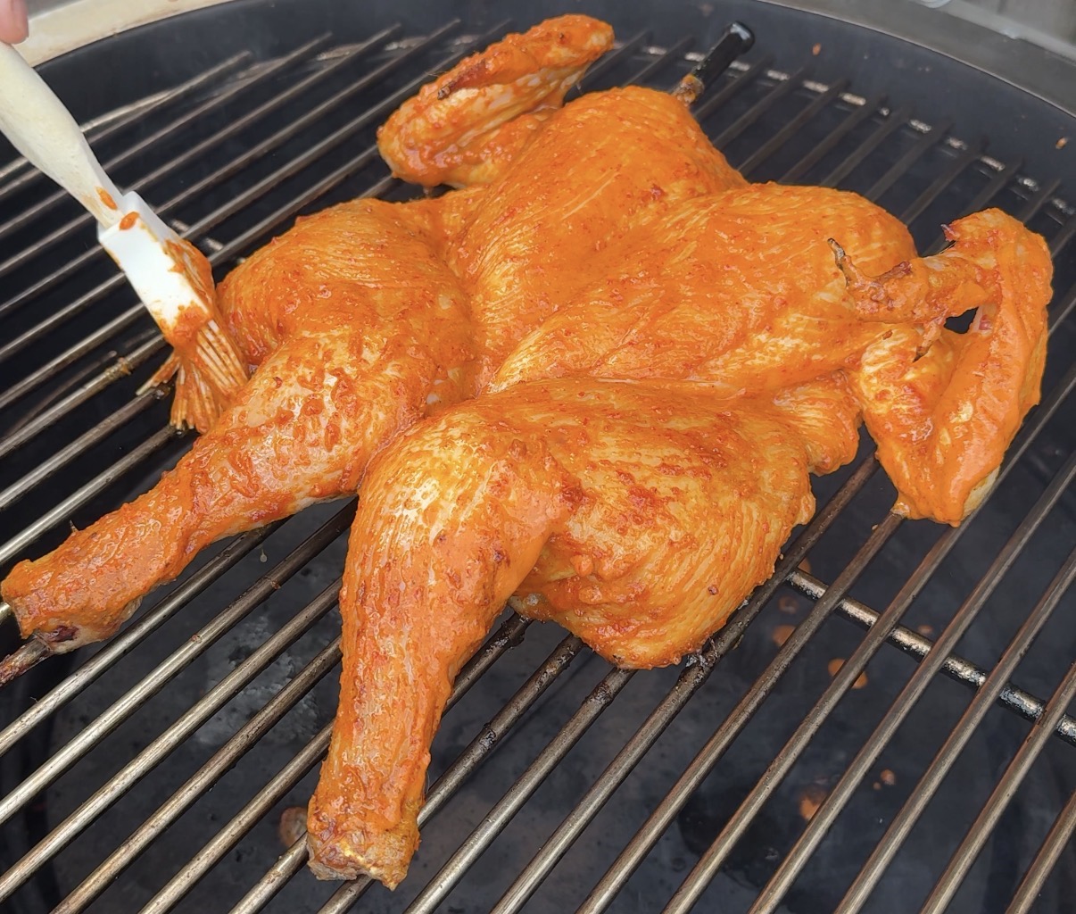 Leg de kip indirect op de BBQ en kwast hem in