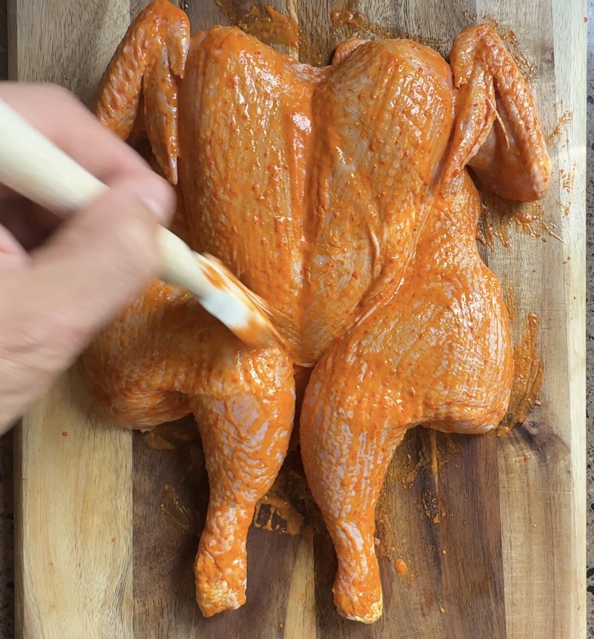 smeer de kip in met de marinade