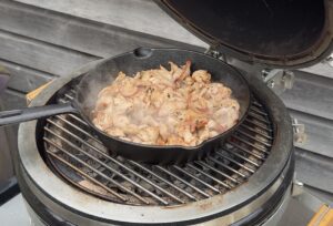 dunne plakjes warm vlees bakken in de skillet