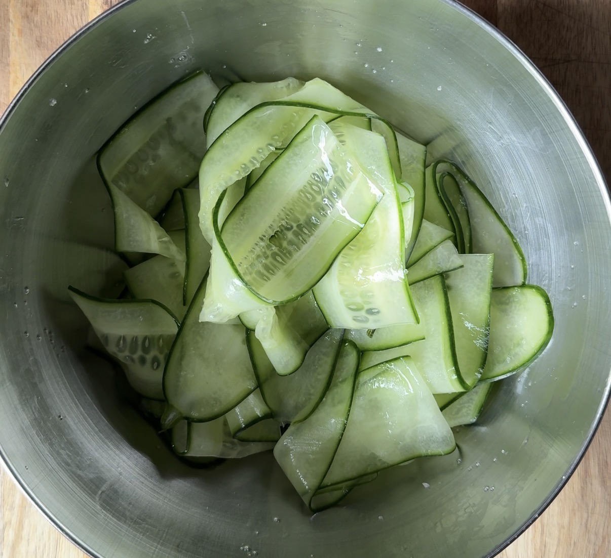 Broodje Warm Vlees met Satésaus 12 zoetzure komkommer maken voor het broodje warm vlees