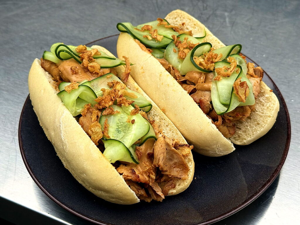 Broodje warm vlees met satesaus van de barbecue