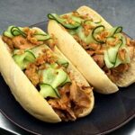 Broodje warm vlees met satesaus van de barbecue