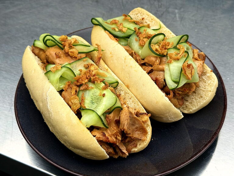 Broodje warm vlees met satesaus van de barbecue