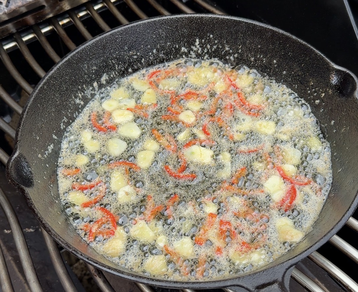 Ossenhaaspuntjes Pil Pil 8 knoflook en peper bakken
