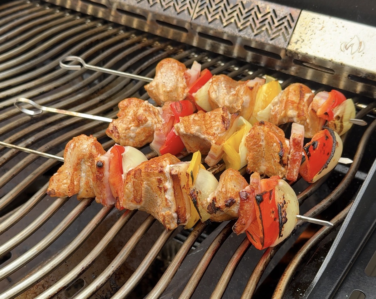Shaslick van de BBQ met varkenshaas 12 shaslicks grillen op de barbecue