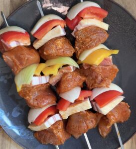shaslicks rijgen aan de stokjes