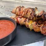 Shaslick van de BBQ met zelfgemaakte shaslick saus