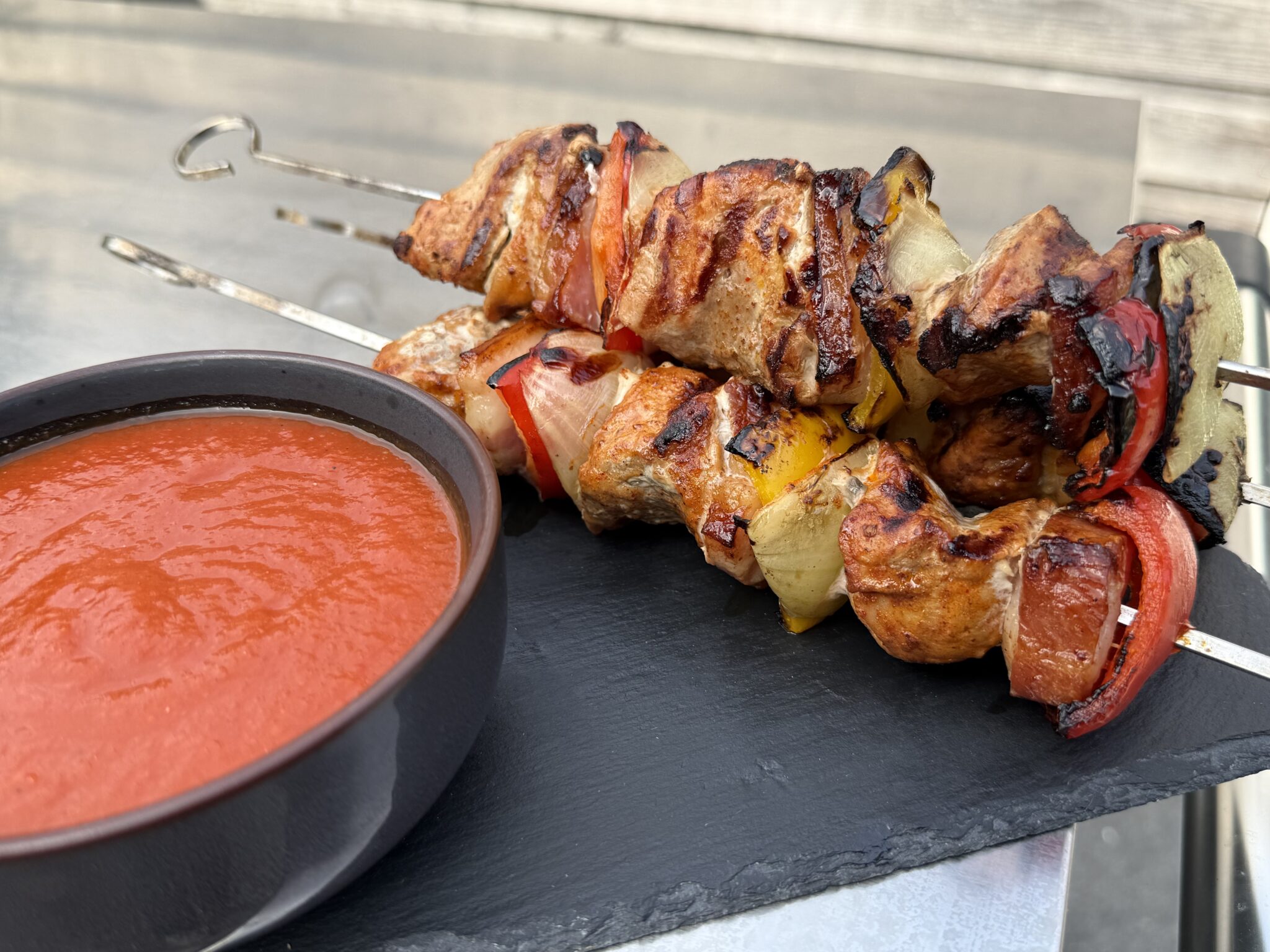 Shaslick van de BBQ met varkenshaas 13 Shaslick van de BBQ met zelfgemaakte shaslick saus