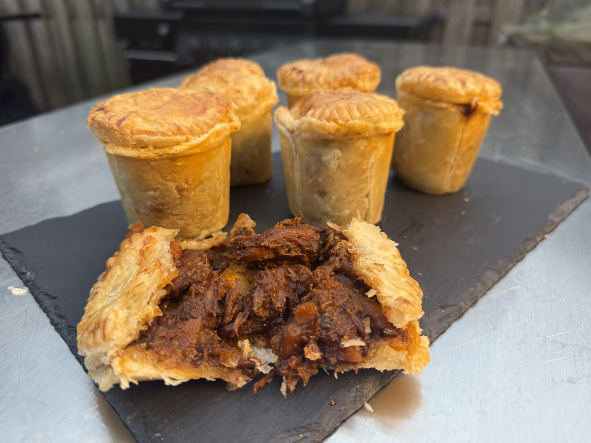 Mini steak pies van de BBQ 14 mini meat pies bbq 2 scaled - Turn Don't Burn