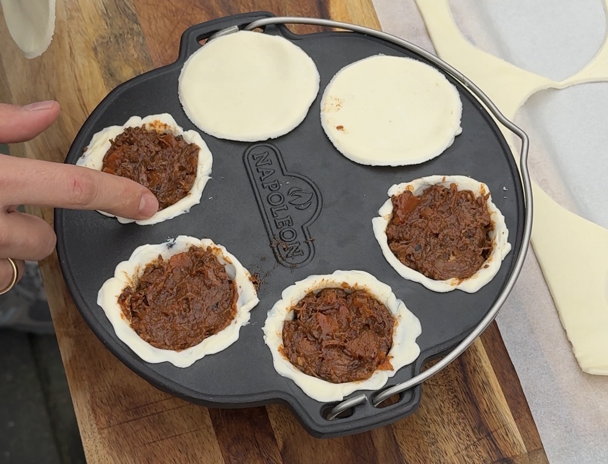 Mini steak pies van de BBQ 11 mini meat pies bbq 8 - Turn Don't Burn